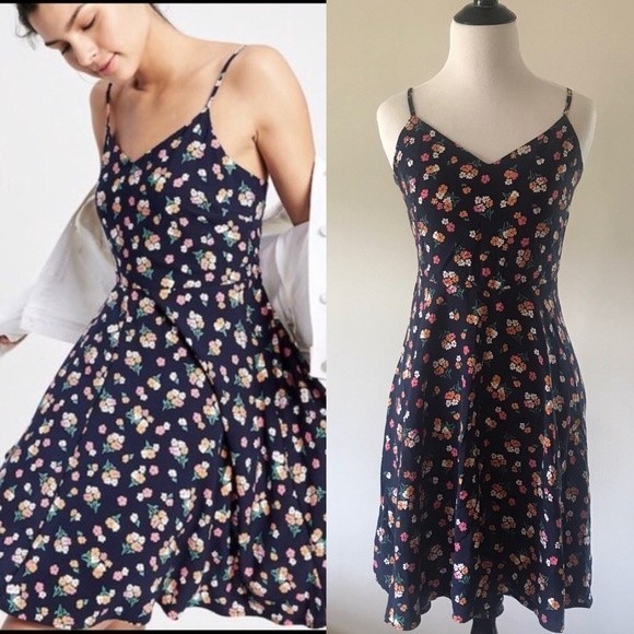 GAP Dresses & Skirts - Gap Sleeveless Blue Floral V-neck Fit & Flare Dress - Small